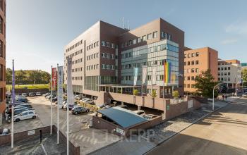 Kantoorpand op Zuiderzeelaan 27-41, Zwolle, met moderne gevel en parkeerplaats. Te huur voor bedrijven die kantoorruimte zoeken.