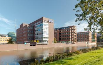 Exterieurbeeld van het kantoorpand op Zuiderzeelaan 27-41 in Zwolle, met moderne architectuur en een strategische ligging aan het water. Ideaal voor bedrijven die op zoek zijn naar kantoorruimte huren.