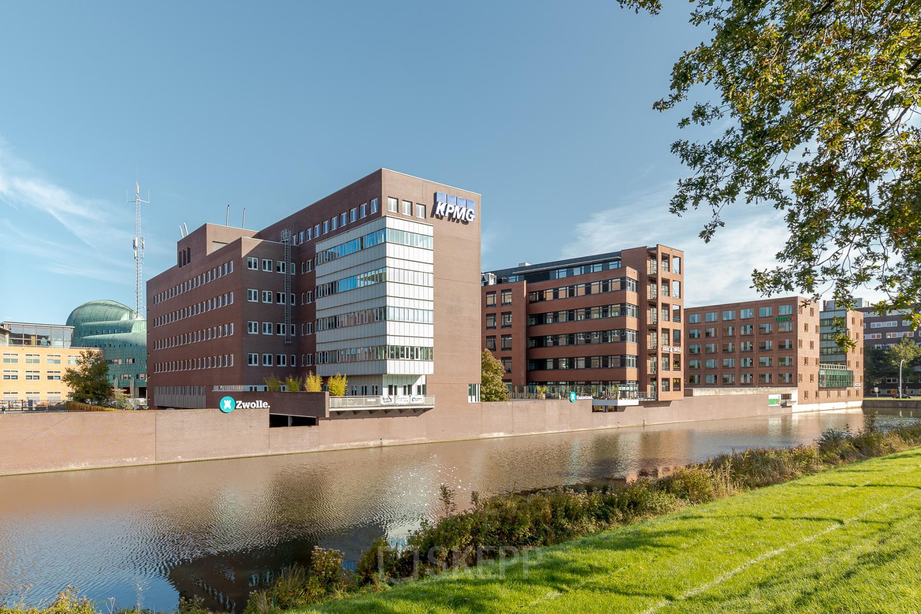 Exterieurbeeld van het kantoorpand op Zuiderzeelaan 27-41 in Zwolle, met moderne architectuur en een strategische ligging aan het water. Ideaal voor bedrijven die op zoek zijn naar kantoorruimte huren.
