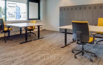 Kantoorruimte huren aan Zwartewaterallee 48 in Zwolle met moderne bureaus, comfortabele stoelen en grote ramen voor natuurlijk licht.