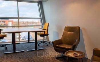 Kantoorruimte te huur op Zwartewaterallee 48 in Zwolle met moderne meubels en grote ramen die natuurlijk licht binnenlaten.