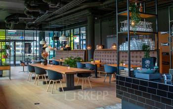 Gemeubileerd kantoorpand op Zwartewaterallee 48 in Zwolle met moderne inrichting en uitnodigende werkplekken voor huur.