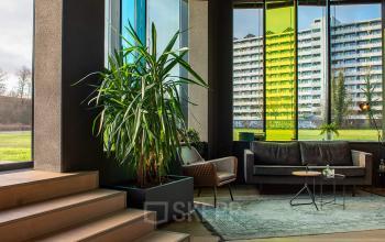 Kantoorruimte huren in kantoorpand op Zwartewaterallee 48, Zwolle met moderne zitgedeelte, grote ramen en veel natuurlijk licht.