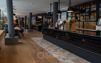 Smaakvolle kantoorruimte op Assendorperdijk 1 in Zwolle, met moderne houten vloeren, stijlvolle zwarte tegels en hanglampen. Perfect voor wie kantoorruimte wil huren in een stijlvolle kantoorpandomgeving.