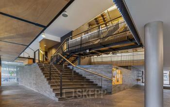 Entree van kantoorpand op Assendorperdijk 1 in Zwolle, met moderne trap en stijlen, geschikt voor kantoorruimte huren.