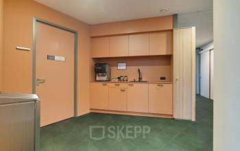 Kantoorpand aan Zwartewaterallee 56 in Zwolle met een moderne pantry voorzien van koffiezetapparaat en opbergruimte; uitnodigende plek voor een korte pauze tijdens het werk.