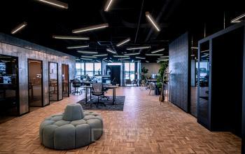 Ruime kantoorruimte met moderne verlichting op Ceintuurbaan 28 in Zwolle, ideaal voor bedrijven die kantoren willen huren. De kantoorpand is voorzien van werkplekken en een open vloerplan.