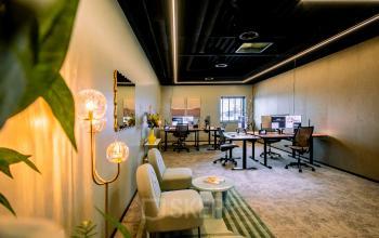 Moderne kantoorruimte huren aan Ceintuurbaan 28 in Zwolle, met stijlvolle inrichting, bureaus en comfortabele stoelen in een uitnodigende werkomgeving.