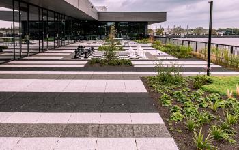 Moderne kantooromgeving aan de Ceintuurbaan 28 in Zwolle met een ruim terras en planten, ideaal voor kantoorruimte huren.