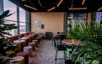 Moderne kantoorruimte op Ceintuurbaan 28 in Zwolle met zitgedeeltes, veel lichtinval en planten, ideaal voor huur. De inrichting bevordert een inspirerende werkomgeving.