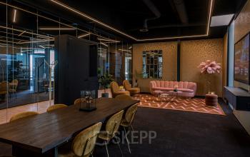 Moderne kantoorruimte op Ceintuurbaan 28, Zwolle, met een sfeervolle inrichting, inclusief vergadertafel en zitgedeelte met banken. Ideaal voor werken en vergaderen. Kantoorruimte huren in dit kantoorpand biedt veel mogelijkheden.