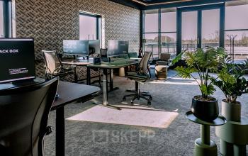 Moderne kantoorruimte huren met uitzicht in Zwolle, Ceintuurbaan 28, voorzien van bureaus en stoelen in een goed verlichte werkomgeving.