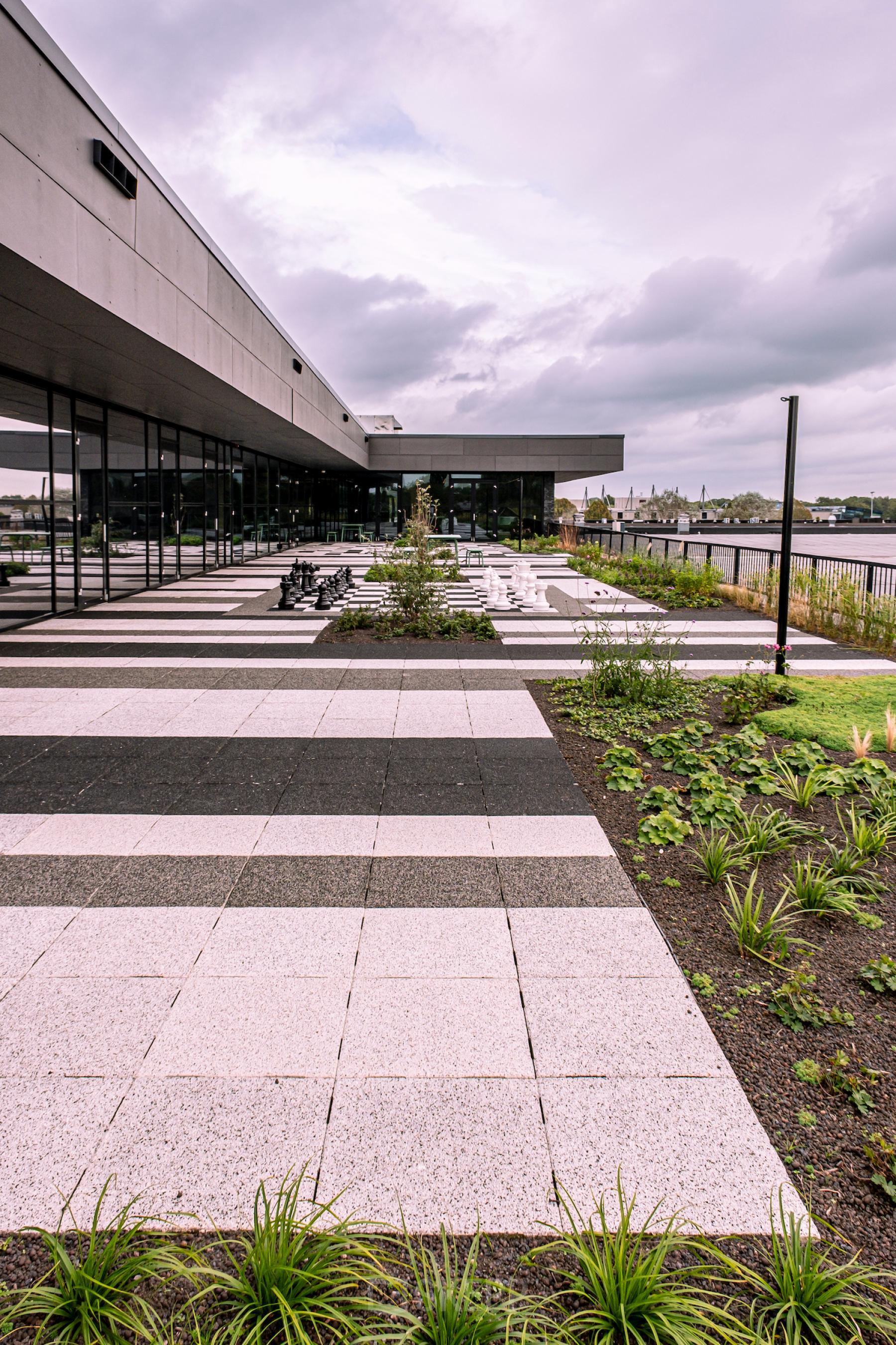 Moderne kantooromgeving aan de Ceintuurbaan 28 in Zwolle met een ruim terras en planten, ideaal voor kantoorruimte huren.