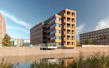 Exterieur van het moderne kantoorpand gelegen aan Zuiderzeelaan 15-25 in Zwolle, omgeven door water en groene omgeving.