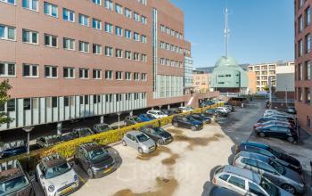 Exterieur van kantoorpand op Zuiderzeelaan 15-25 in Zwolle met parkeerplaats op de voorgrond. Geschikt voor kantoorruimte huren.