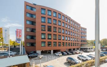 Het moderne kantoorpand aan de Zuiderzeelaan 15-25 in Zwolle biedt ruime mogelijkheden voor bedrijven die kantoorruimte willen huren. Het gebouw heeft een strak ontwerp en beschikt over een ruime parkeerplaats.