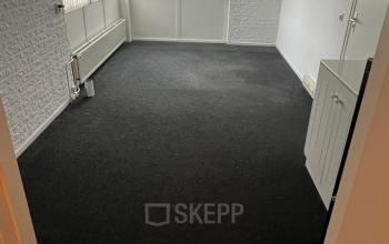 Een kantoorpand aan de Pascalweg 6 in Zwolle met een rustige kantoorruimte zonder meubels, klaar voor verhuur. Grote ramen zorgen voor voldoende natuurlijk licht.