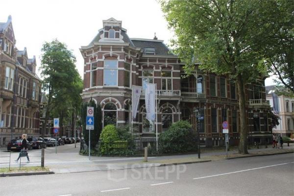voorgevel kantoorgebouw zwolle kantoorvilla vlaggen