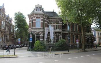 voorgevel kantoorgebouw zwolle kantoorvilla vlaggen