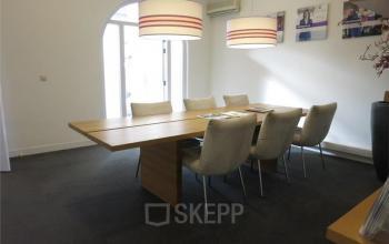 vergaderruimte lunchruimte spreekruimte zes personen gemeubileerd tafel stoelen kantoorruimte zwolle van nagellstraat