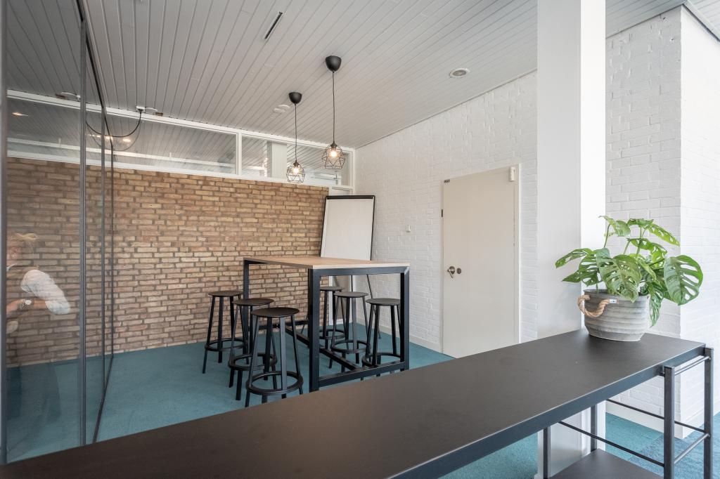 Een bar- en statafel ideaal voor korte vergaderingen