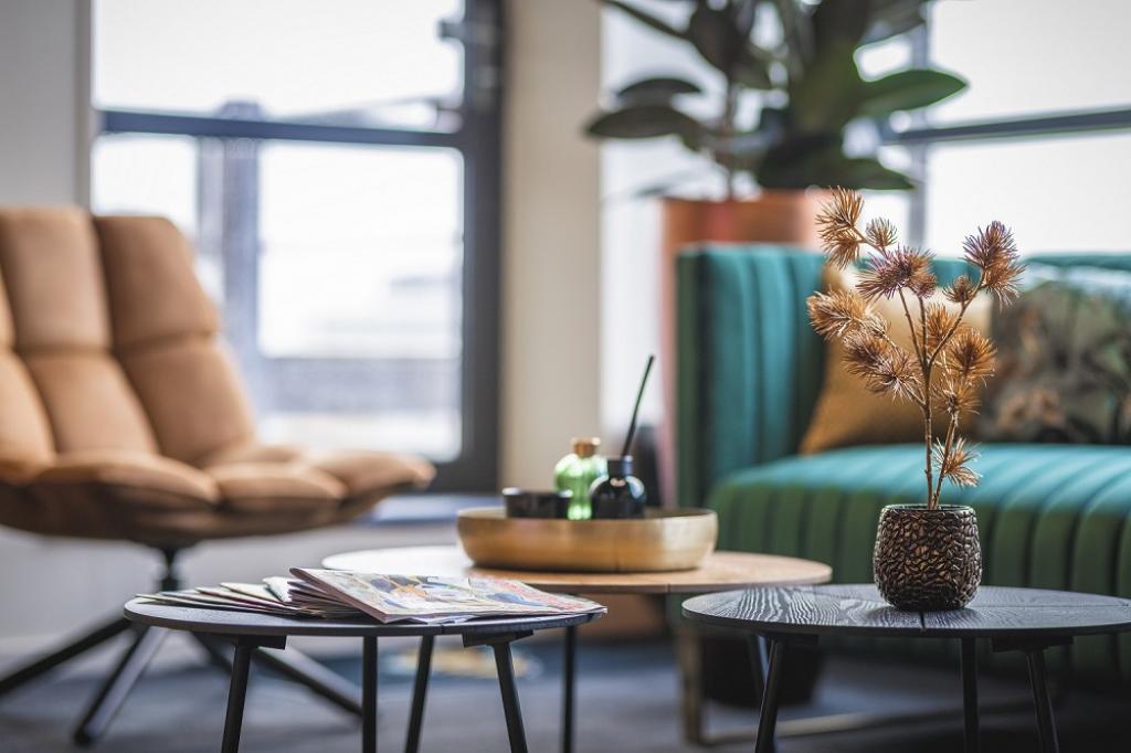 Fauteuils en gekleurde bank op kantoor