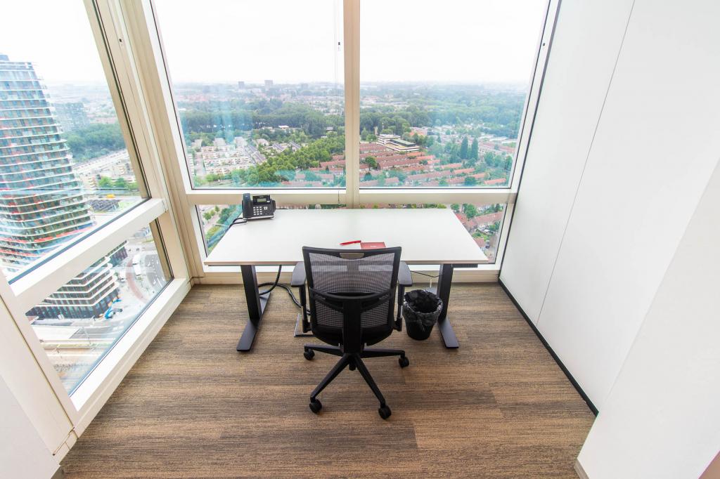 Verstelbare bureaus en ergonomische bureaustoelen voor thuiswerkers.