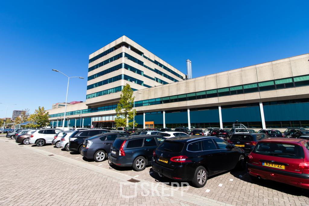 parkeergelegenheid bij kantoorgebouw