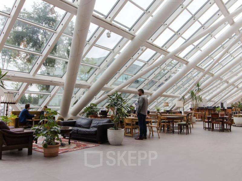 Kleden in de grote open kantoorruimte