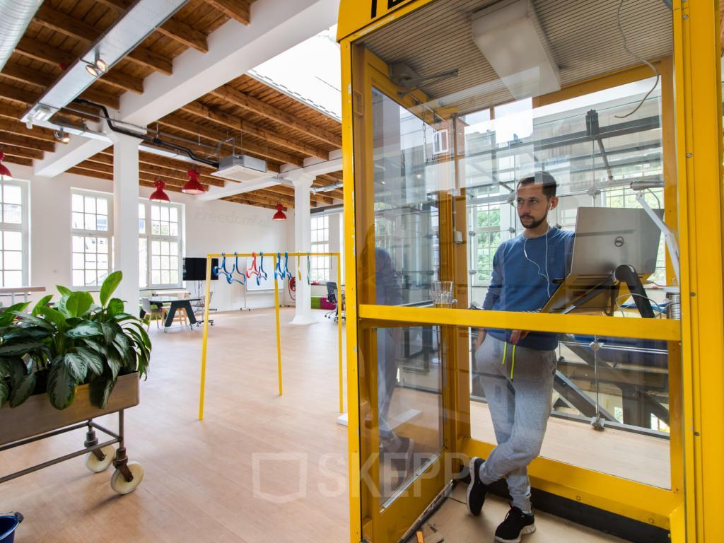 Voorbeeld van een flexibele werkplek in de kantoorinrichting: belhokje