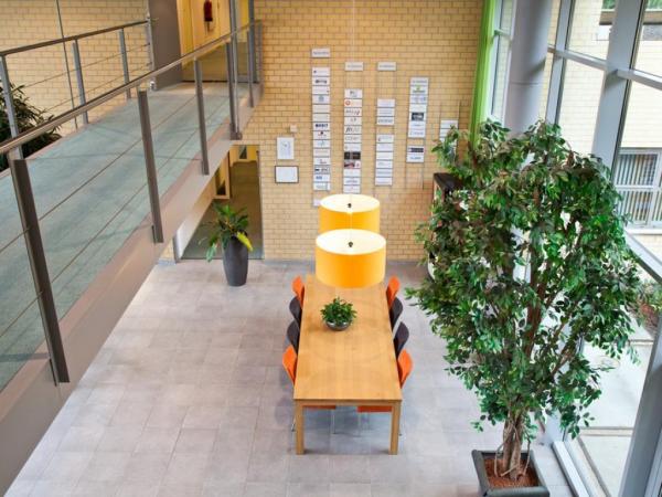 begane grond kantoorpand arnhem met gemeenschappelijke ruimte tafel