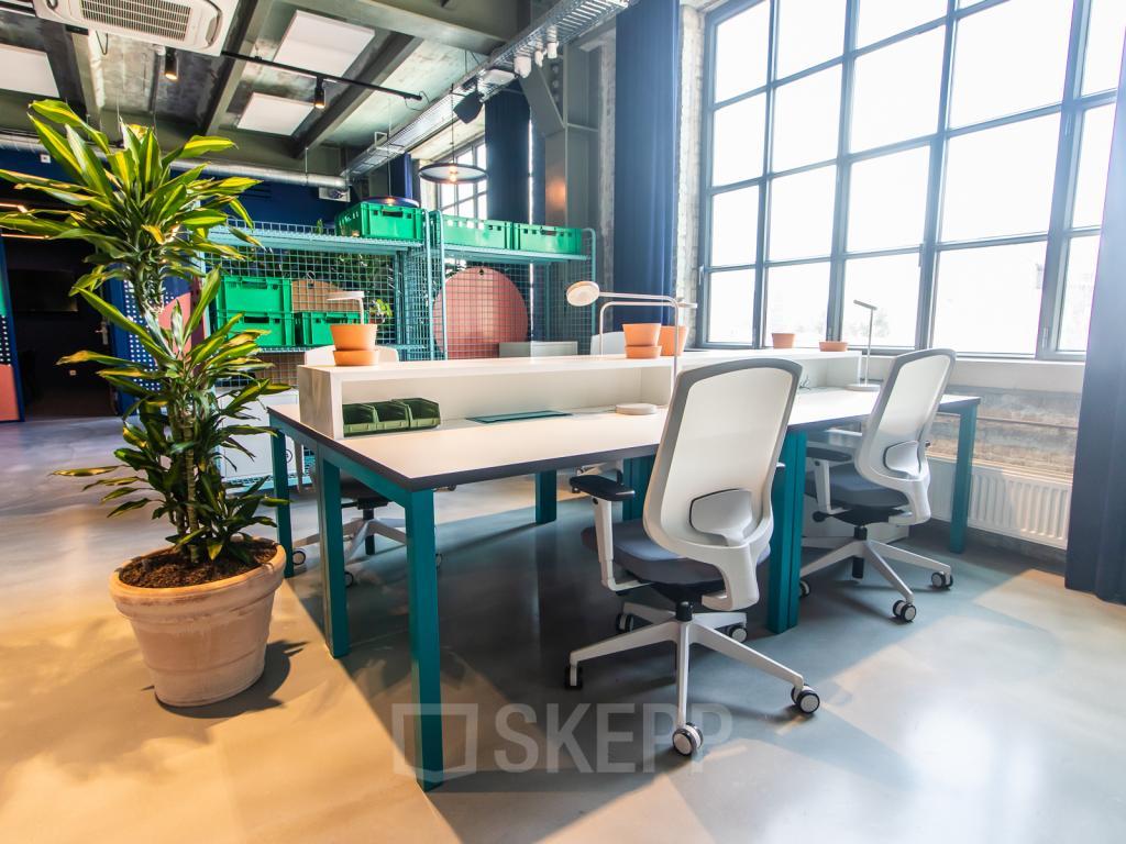 Kleurrijke en moderne kantoorruimte te huur aan de sphinxcour 9a in Maastricht 